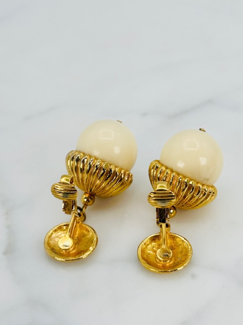 Vintage Cream and Gold Drop Clip On Earrings Hammered Disc with Ribbed Acorn Top - Picture 7 of 10